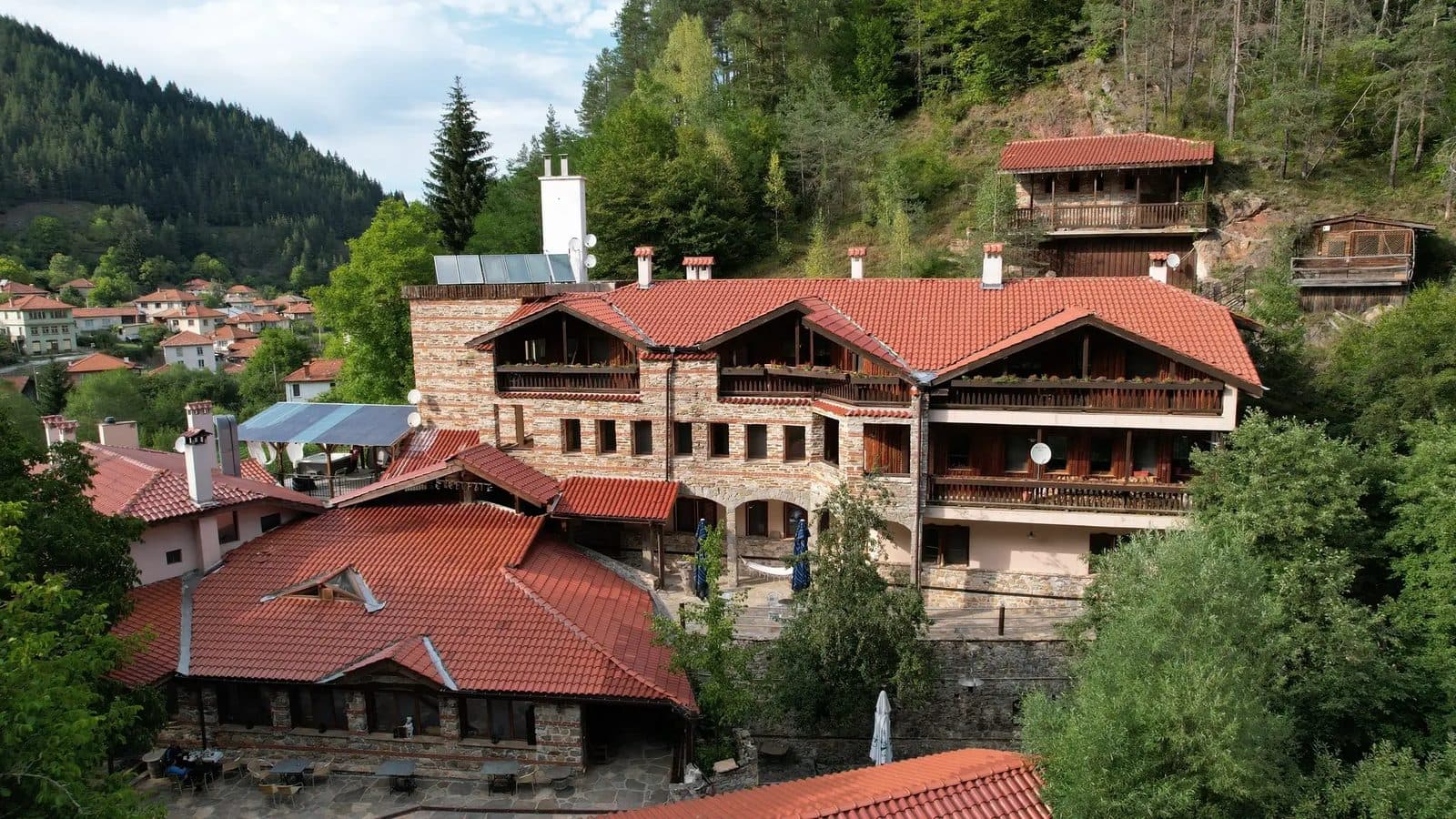 Хотелът отвисоко, сред гората над село Арда